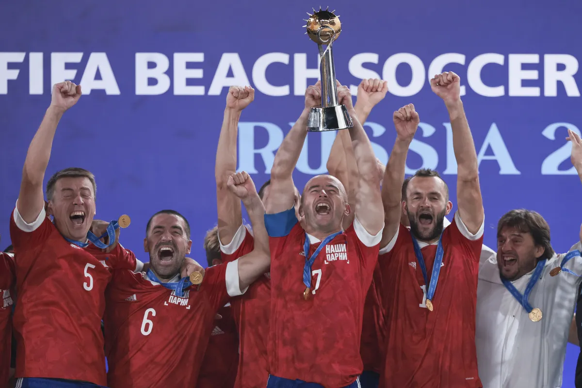 Россияне – трехкратные чемпионы мира по пляжному футболу!
