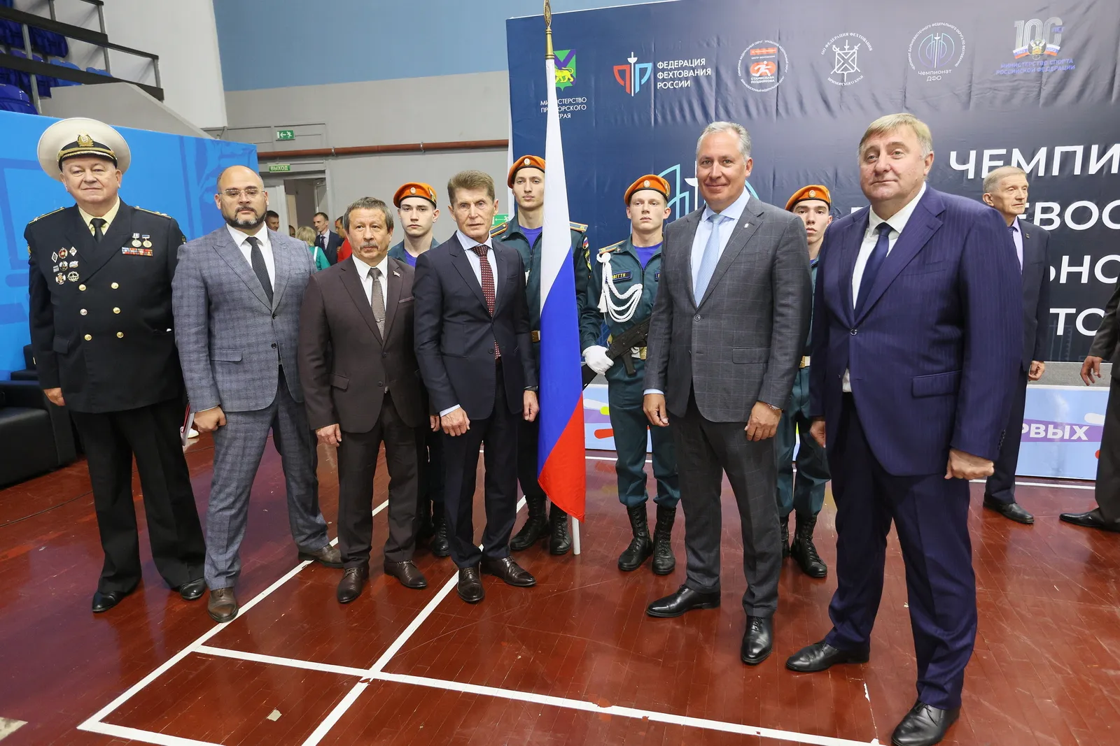 Станислав Поздняков дал старт первому в истории чемпионату Дальнего Востока по фехтованию
