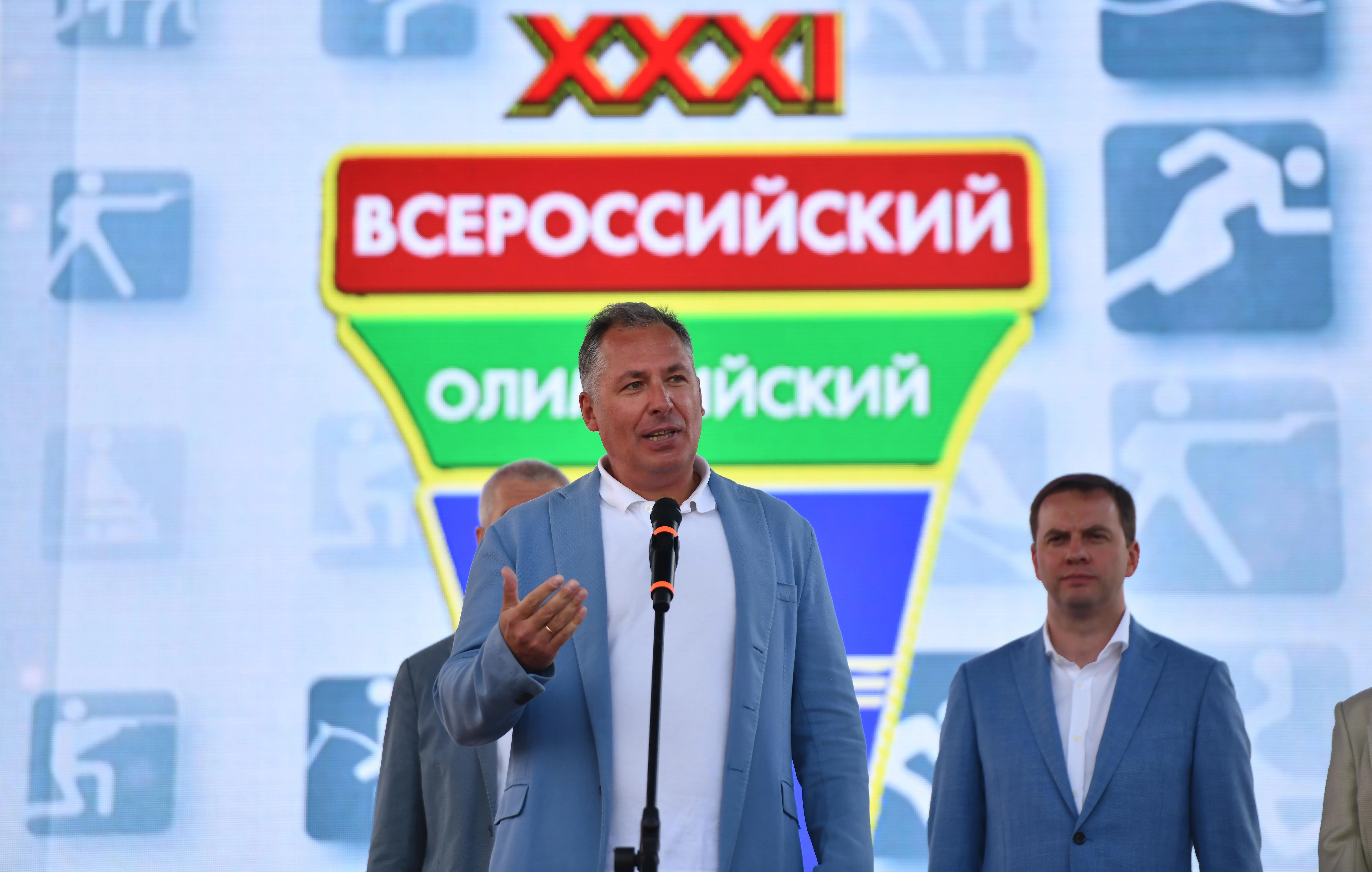 Станислав Поздняков на празднике в «Лужниках»: фото с олимпийским факелом, встреча с товарищем по команде и победа на футбольном поле