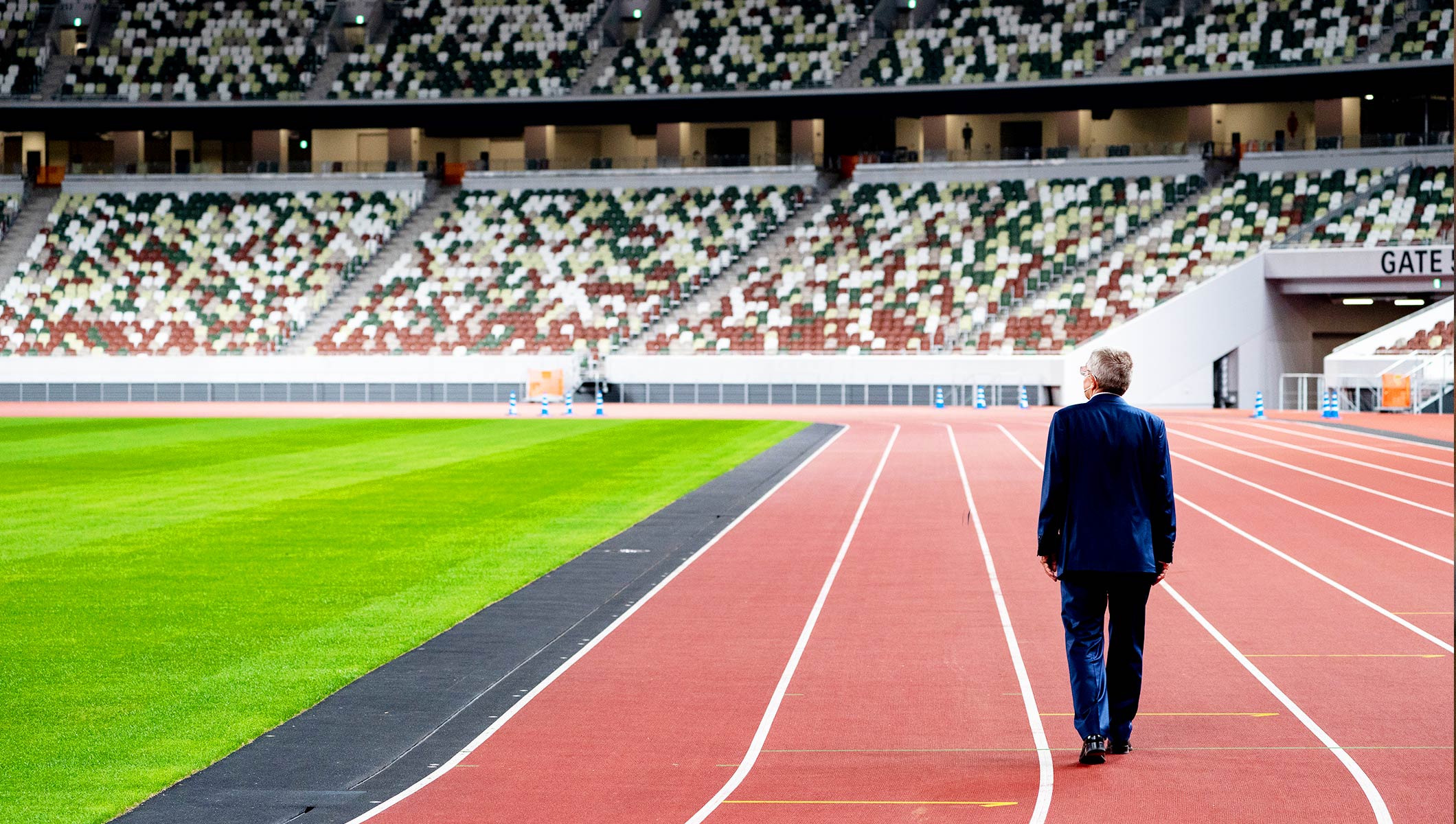 Спортсмены показали Томасу Баху олимпийский Токио