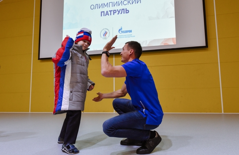 Olympic Patrol in Kaliningrad – Olympic champion presents a gift